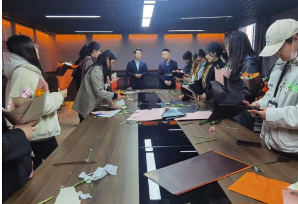 与花相伴,绽放芳华——安徽EMC易倍(中国)科技产业（集团）有限公司举办“女神节--花束DIY”活动