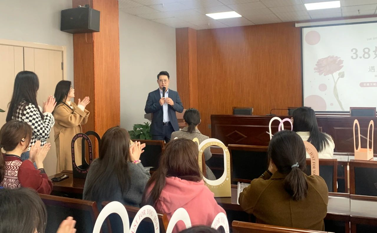 安徽EMC易倍(中国)科技产业（集团）有限公司妇联举行“三八妇女节，花艺、DIY手绘活动”